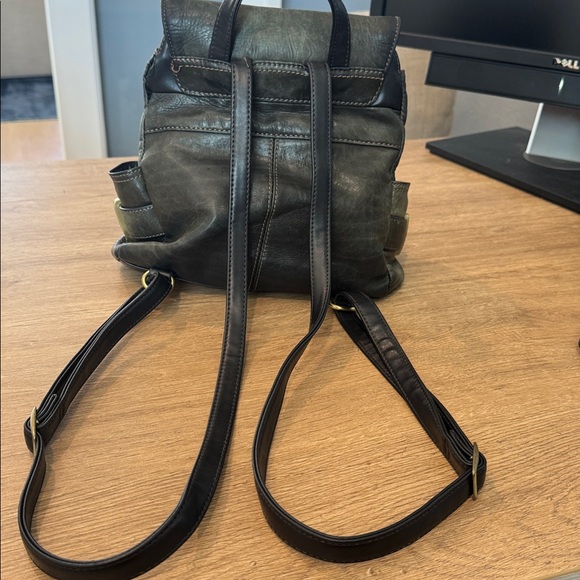 Wilsons Leather Genuine Leather Vintage Flap Backpack Olive Green Distressed Bag - Picture 3 of 16